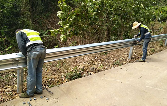 汕头高速公路护栏的定期维护与保养
